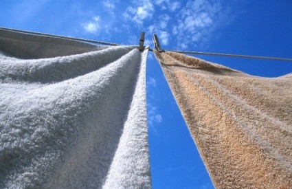 Mennyibe kerül egy ruhamosás? Otthoni vs. mosodai árak.